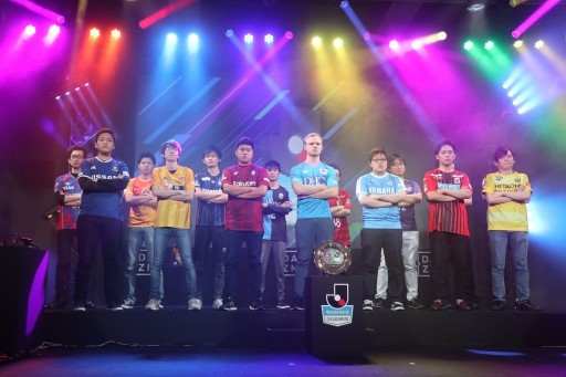 画像ギャラリー No.004のサムネイル画像 / 「FIFA 18」のeスポーツ大会「明治安田生命 eJ.LEAGUE」決勝ラウンドが開催。初代チャンピオンの座を懸け15名の強豪プレイヤーが腕を競った