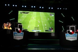 画像ギャラリー No.006のサムネイル画像 / 「FIFA 18」のeスポーツ大会「明治安田生命 eJ.LEAGUE」決勝ラウンドが開催。初代チャンピオンの座を懸け15名の強豪プレイヤーが腕を競った