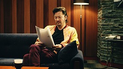 画像ギャラリー No.001のサムネイル画像 / 「ポッ拳」,浅野忠信さんがピカチュウメイクを披露するTVCMが放映開始
