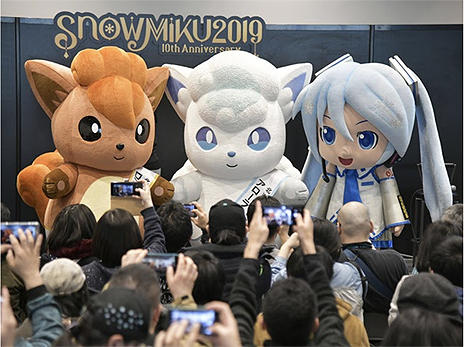 画像ギャラリー No.006のサムネイル画像 / さっぽろ雪まつりでの「北海道だいすき発見隊 アローラロコン」×「SNOW MIKU 2020」コラボが決定。限定グッズの販売もあり