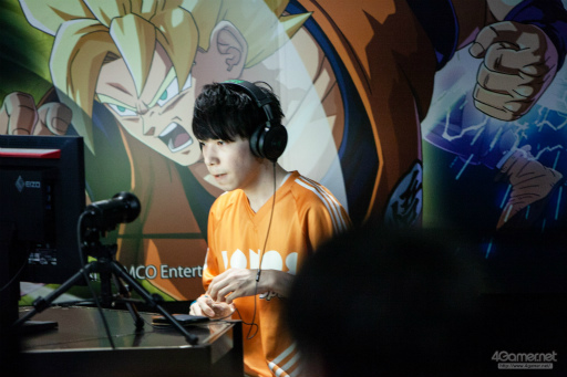 画像ギャラリー No.018のサムネイル画像 / 「ドラゴンボール ファイターズ ワールドツアー」国内唯一の予選大会はかずのこ選手が制す。優勝インタビューでは入籍発表も