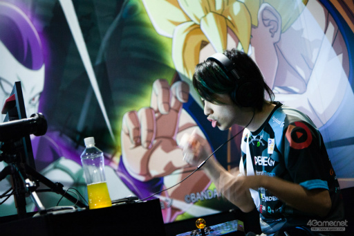 画像ギャラリー No.053のサムネイル画像 / 「ドラゴンボール ファイターズ ワールドツアー」国内唯一の予選大会はかずのこ選手が制す。優勝インタビューでは入籍発表も