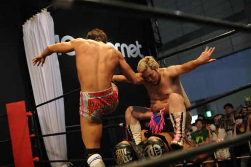 画像ギャラリー No.002のサムネイル画像 / ［TGS 2017］4Gamerブースにて「Champion Jockey Special」のコラボプロレスが開催。DDT選手をゲームに出すか，山口Pがディーノ選手に唇を奪われるか，その命運やいかに