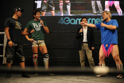 画像ギャラリー No.005のサムネイル画像 / ［TGS 2017］4Gamerブースにて「Champion Jockey Special」のコラボプロレスが開催。DDT選手をゲームに出すか，山口Pがディーノ選手に唇を奪われるか，その命運やいかに