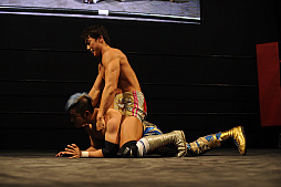 画像ギャラリー No.012のサムネイル画像 / ［TGS 2017］4Gamerブースにて「Champion Jockey Special」のコラボプロレスが開催。DDT選手をゲームに出すか，山口Pがディーノ選手に唇を奪われるか，その命運やいかに