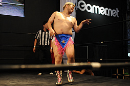 画像ギャラリー No.014のサムネイル画像 / ［TGS 2017］4Gamerブースにて「Champion Jockey Special」のコラボプロレスが開催。DDT選手をゲームに出すか，山口Pがディーノ選手に唇を奪われるか，その命運やいかに