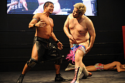 画像ギャラリー No.016のサムネイル画像 / ［TGS 2017］4Gamerブースにて「Champion Jockey Special」のコラボプロレスが開催。DDT選手をゲームに出すか，山口Pがディーノ選手に唇を奪われるか，その命運やいかに