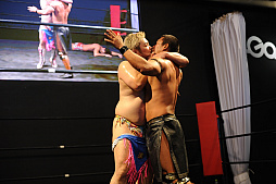画像ギャラリー No.017のサムネイル画像 / ［TGS 2017］4Gamerブースにて「Champion Jockey Special」のコラボプロレスが開催。DDT選手をゲームに出すか，山口Pがディーノ選手に唇を奪われるか，その命運やいかに