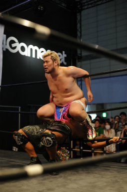画像ギャラリー No.019のサムネイル画像 / ［TGS 2017］4Gamerブースにて「Champion Jockey Special」のコラボプロレスが開催。DDT選手をゲームに出すか，山口Pがディーノ選手に唇を奪われるか，その命運やいかに