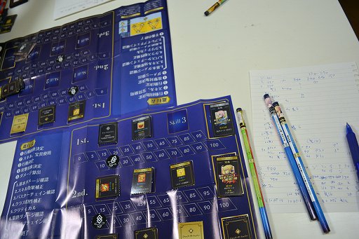 画像ギャラリー No.008のサムネイル画像 / 「Fate/Grand Order -SUMMON PENCIL SERVANT-」でアナログ聖杯戦争が勃発。これは「FGO」の対人戦バージョンだ