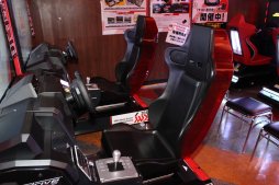 画像ギャラリー No.008のサムネイル画像 / SUPER GT公式「SEGA World Drivers Championship」“テスト走行会”レポート。35台のマシンが入り乱れる,大迫力の新作アーケードレースゲーム