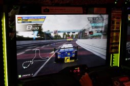 画像ギャラリー No.015のサムネイル画像 / SUPER GT公式「SEGA World Drivers Championship」“テスト走行会”レポート。35台のマシンが入り乱れる,大迫力の新作アーケードレースゲーム