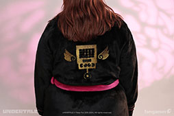 画像ギャラリー No.003のサムネイル画像 / 「UNDERTALE」「DELTARUNE」と公式にコラボした新作グッズが登場。METAホテル バスローブ,ヌイ ぬいぐるみなど4種をラインナップ