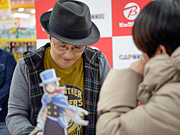 画像ギャラリー No.004のサムネイル画像 / 巧ディレクターと江城プロデューサーも来店した,ニンテンドー3DS「逆転裁判4」店頭サイン&握手会をレポート
