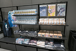 画像ギャラリー No.011のサムネイル画像 / 「アズレン」や「ブルアカ」などのグッズを販売。JR秋葉原駅にオープンする「Yostar OFFICIAL SHOP JR秋葉原駅店」内覧会レポート