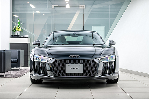 画像ギャラリー No.002のサムネイル画像 / 「FFXV」×Audiコラボで生まれた世界で1台の「The Audi R8 Star of Lucis」,東京オートサロン2019で展示へ。明日からオークションも