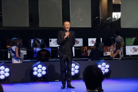 画像ギャラリー No.010のサムネイル画像 / ［TGS 2017］蝶野正洋氏をゲストに迎え，「龍が如く 極2」「龍が如く ONLINE」「北斗が如く」を紹介。真島吾朗のカラオケ新曲も披露されたステージをレポート