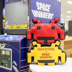 画像ギャラリー No.002のサムネイル画像 / 「スペースインベーダー」とタワーレコードのコラボを記念したぬいぐるみがタイトーオンラインクレーンに12月21日から登場