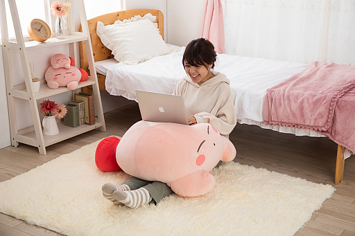 画像ギャラリー No.001のサムネイル画像 / 「星のカービィ」のぬいぐるみ“すやすやフレンド おうちでリラックス カービィ”が完全受注生産で登場。予約受付は本日開始