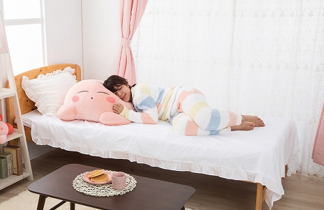 画像ギャラリー No.004のサムネイル画像 / 「星のカービィ」のぬいぐるみ“すやすやフレンド おうちでリラックス カービィ”が完全受注生産で登場。予約受付は本日開始