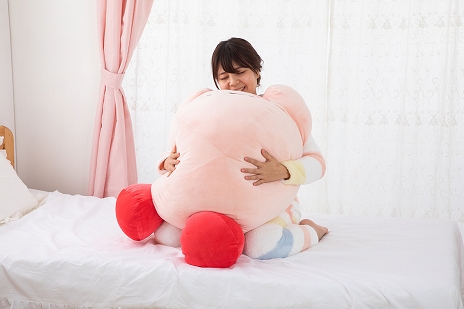 画像ギャラリー No.006のサムネイル画像 / 「星のカービィ」のぬいぐるみ“すやすやフレンド おうちでリラックス カービィ”が完全受注生産で登場。予約受付は本日開始