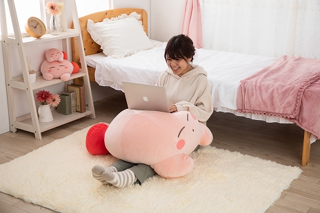 画像ギャラリー No.007のサムネイル画像 / 「星のカービィ」のぬいぐるみ“すやすやフレンド おうちでリラックス カービィ”が完全受注生産で登場。予約受付は本日開始