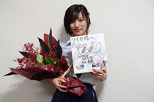 画像ギャラリー No.005のサムネイル画像 / 「AiKaBu」イベントで出演が決定したNMB48・井尻晏菜さんによる「ファイブキングダム」街頭CMの放映がスタート
