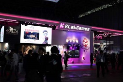 画像ギャラリー No.001のサムネイル画像 / ［TGS 2018］電脳少女シロが撃ち，ばあちゃるが踊る!?　KLabブースで「禍つヴァールハイト」のVR体験をしてきた