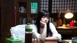 画像ギャラリー No.007のサムネイル画像 / 「放置少女」,橋本環奈さんが出演する新TVCMのメイキングが公開。稲川淳二さんの“怪談語り”も必見