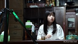 画像ギャラリー No.008のサムネイル画像 / 「放置少女」,橋本環奈さんが出演する新TVCMのメイキングが公開。稲川淳二さんの“怪談語り”も必見
