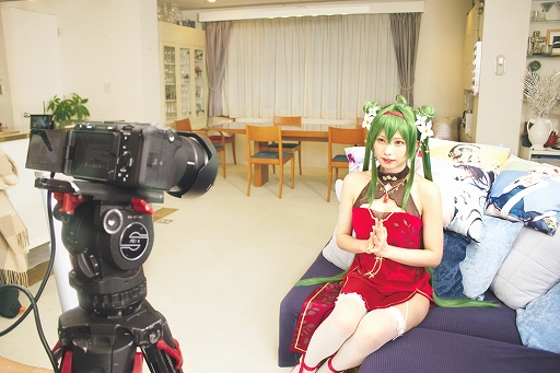 画像ギャラリー No.002のサムネイル画像 / 「放置少女」，副将“聖夜の燭光”劉備のコスプレをしたえなこさんとおうちデートを楽しめるバレンタイン動画を公開中