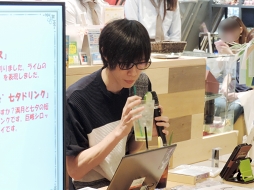 画像ギャラリー No.018のサムネイル画像 / セイに新たな性格“ぼくとつBOY”が追加へ。カプコンカフェで開催された「MakeS -おはよう、私のセイ-」七夕イベントレポート