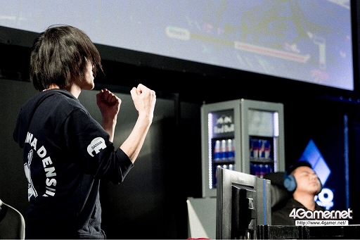 画像ギャラリー No.082のサムネイル画像 / ［EVO Japan］「BBCF」「KOF XIV」の優勝者が決定した2日目Twitterまとめ。「ストV AE」など4タイトルで最終日進出者が決定
