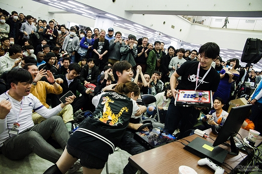 画像ギャラリー No.140のサムネイル画像 / ［EVO Japan］「BBCF」「KOF XIV」の優勝者が決定した2日目Twitterまとめ。「ストV AE」など4タイトルで最終日進出者が決定