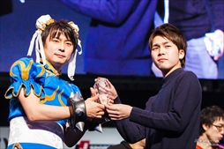 画像ギャラリー No.039のサムネイル画像 / ［闘会議2018］「ストリートファイターV AE」闘会議GP決勝大会レポート。優勝賞金200万円を獲得したのは板橋ザンギエフ選手