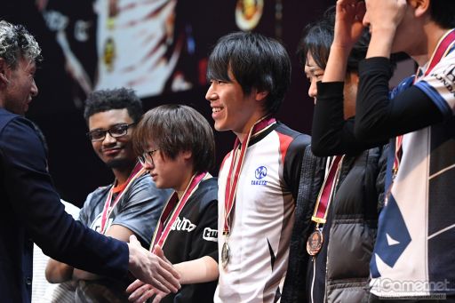 画像ギャラリー No.004のサムネイル画像 / ［EVO Japan］優勝賞金150万円はももち選手の手に。「ストリートファイターV アーケードエディション」部門決勝にて，ふ〜ど選手との至極の地上戦を制す