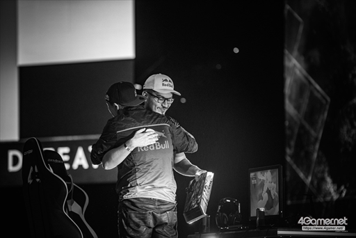 画像ギャラリー No.002のサムネイル画像 / ［EVO2019］「ストリートファイターV AE」部門の優勝は日本の虎，ボンちゃん選手。Winner'sのまま完全優勝を成し遂げる