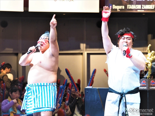 画像ギャラリー No.006のサムネイル画像 / 「ストリートファイターリーグ: Pro-JP operated by RAGE」決勝大会フォトレポート。マゴ選手率いる「MAGO SCARLET」が優勝を飾る
