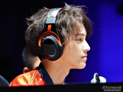 画像ギャラリー No.056のサムネイル画像 / 「ストリートファイターリーグ: Pro-JP operated by RAGE」決勝大会フォトレポート。マゴ選手率いる「MAGO SCARLET」が優勝を飾る