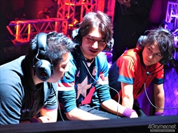 画像ギャラリー No.068のサムネイル画像 / 「ストリートファイターリーグ: Pro-JP operated by RAGE」決勝大会フォトレポート。マゴ選手率いる「MAGO SCARLET」が優勝を飾る