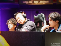 画像ギャラリー No.071のサムネイル画像 / 「ストリートファイターリーグ: Pro-JP operated by RAGE」決勝大会フォトレポート。マゴ選手率いる「MAGO SCARLET」が優勝を飾る
