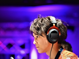 画像ギャラリー No.073のサムネイル画像 / 「ストリートファイターリーグ: Pro-JP operated by RAGE」決勝大会フォトレポート。マゴ選手率いる「MAGO SCARLET」が優勝を飾る