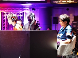 画像ギャラリー No.074のサムネイル画像 / 「ストリートファイターリーグ: Pro-JP operated by RAGE」決勝大会フォトレポート。マゴ選手率いる「MAGO SCARLET」が優勝を飾る