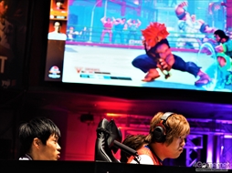 画像ギャラリー No.075のサムネイル画像 / 「ストリートファイターリーグ: Pro-JP operated by RAGE」決勝大会フォトレポート。マゴ選手率いる「MAGO SCARLET」が優勝を飾る