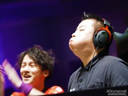 画像ギャラリー No.077のサムネイル画像 / 「ストリートファイターリーグ: Pro-JP operated by RAGE」決勝大会フォトレポート。マゴ選手率いる「MAGO SCARLET」が優勝を飾る