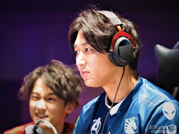 画像ギャラリー No.080のサムネイル画像 / 「ストリートファイターリーグ: Pro-JP operated by RAGE」決勝大会フォトレポート。マゴ選手率いる「MAGO SCARLET」が優勝を飾る