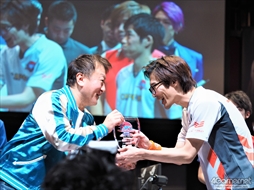 画像ギャラリー No.086のサムネイル画像 / 「ストリートファイターリーグ: Pro-JP operated by RAGE」決勝大会フォトレポート。マゴ選手率いる「MAGO SCARLET」が優勝を飾る