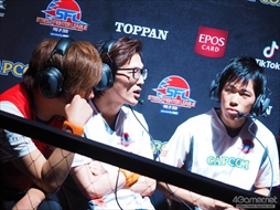 画像ギャラリー No.089のサムネイル画像 / 「ストリートファイターリーグ: Pro-JP operated by RAGE」決勝大会フォトレポート。マゴ選手率いる「MAGO SCARLET」が優勝を飾る