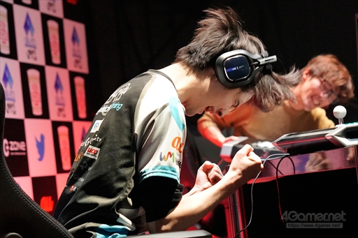 画像ギャラリー No.002のサムネイル画像 / ［EVO Japan］「ストリートファイターV AE」部門優勝はナウマン選手。マゴ選手とのグランドファイナルを制し，賞金100万円を獲得