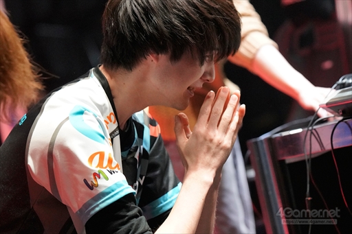 画像ギャラリー No.003のサムネイル画像 / ［EVO Japan］「ストリートファイターV AE」部門優勝はナウマン選手。マゴ選手とのグランドファイナルを制し，賞金100万円を獲得
